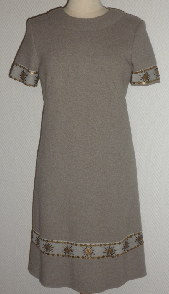Grå kjole i valket uld med blonde med metal og perler, str. 38
